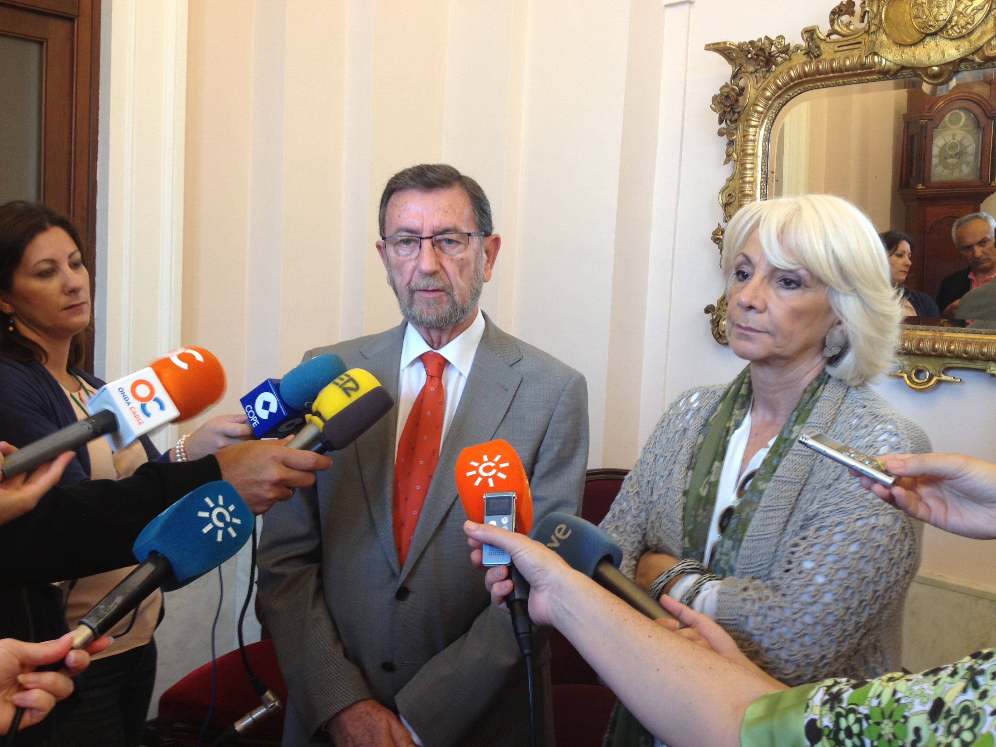 Manuel Gracia atiende a los medios acompa�ado por Te�fila Mart�nez