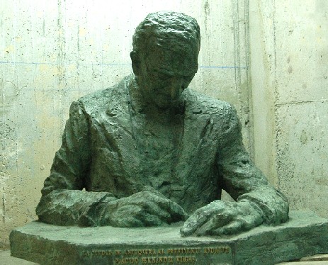 Busto de Plácido Fernández Viagas