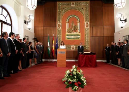 Las autoridades asistentes al acto atienden a las primeras palabras de Susana D�az como presidenta de la Junta