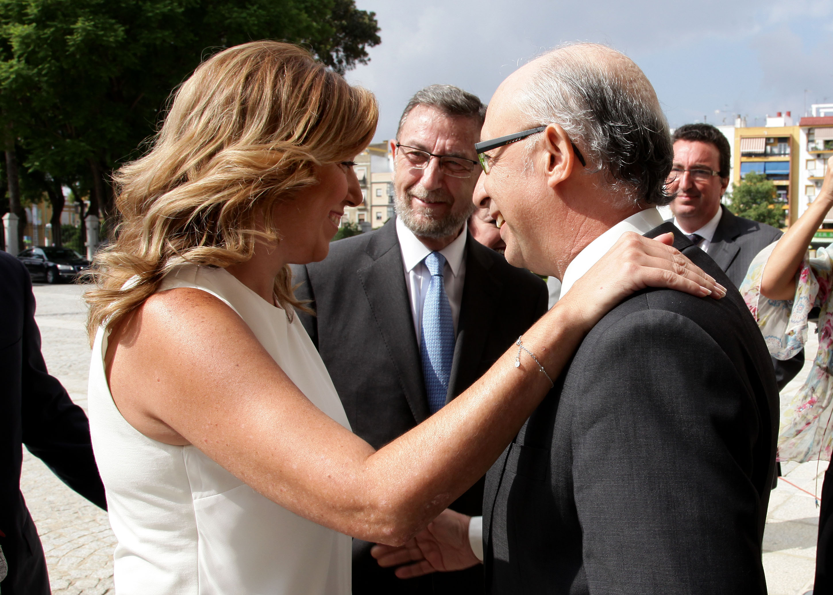 Susana D�az saluda a Crist�bal Montoro en presencia de Manuel Gracia a su llegada al Parlamento