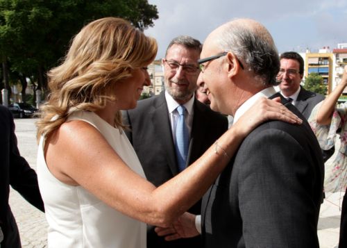 Susana D�az saluda a Crist�bal Montoro en presencia de Manuel Gracia a su llegada al Parlamento