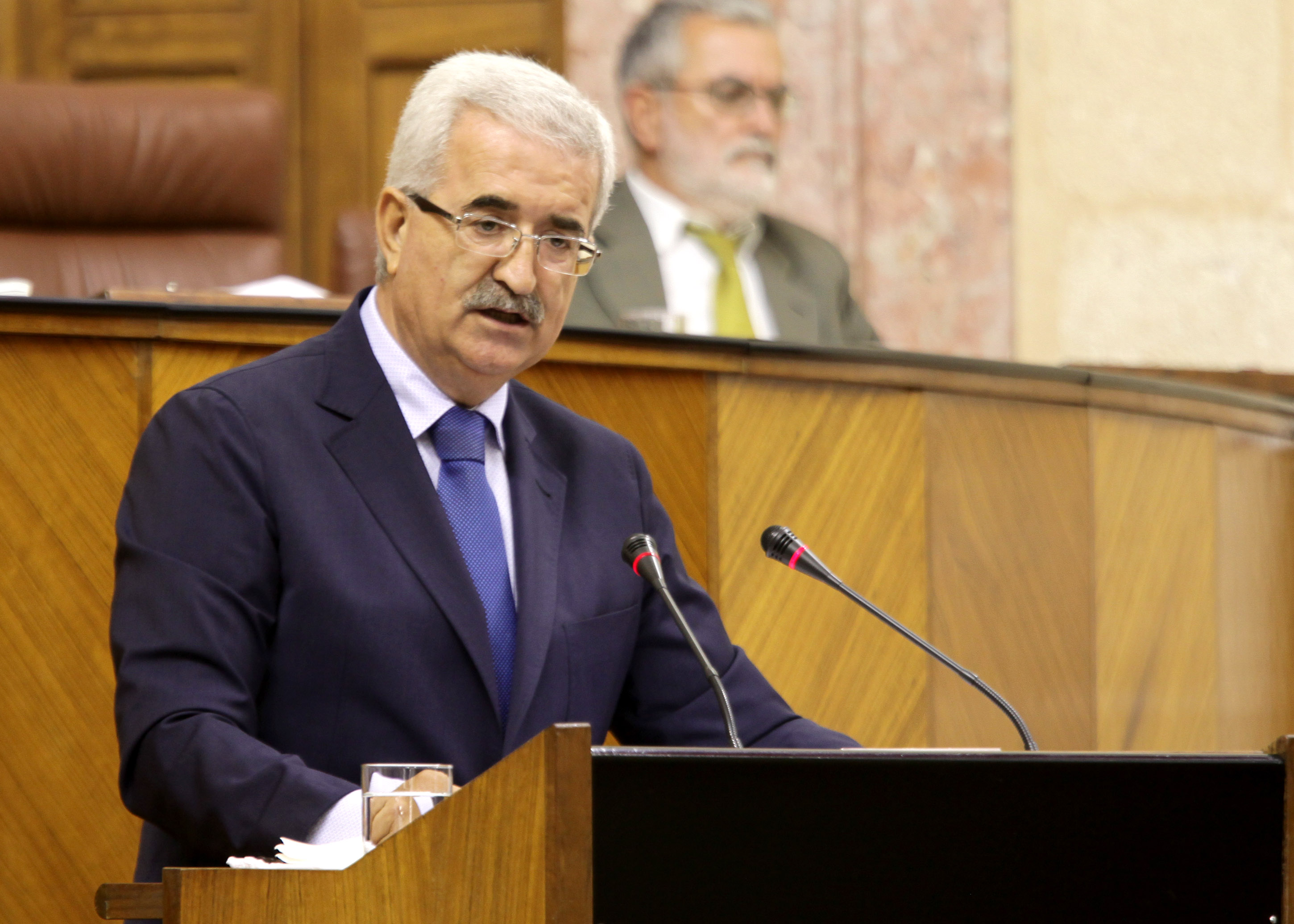 El consejero de la Presidencia, Manuel Jimnez Barrios, explica al Pleno la nueva estructura del Consejo de Gobierno