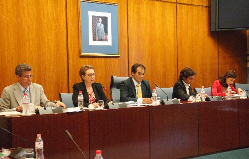 Mesa de la Comisión durante la intervención de  Aguayo