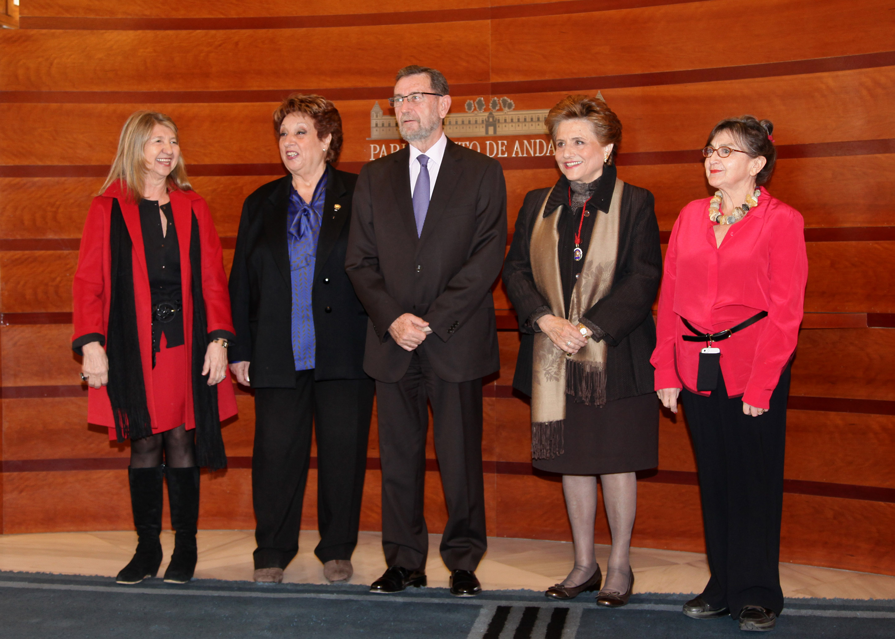 El presidente del Parlamento y las diputadas de las Cortes Constituyentes que participaron en el homenaje brindado por la Cmara andaluza el 4 de diciembre