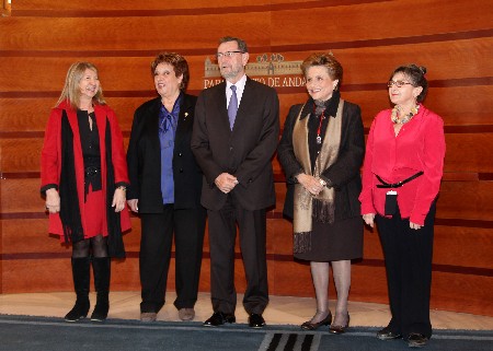 El presidente del Parlamento y las diputadas de las Cortes Constituyentes que participaron en el homenaje brindado por la Cmara andaluza el 4 de diciembre
