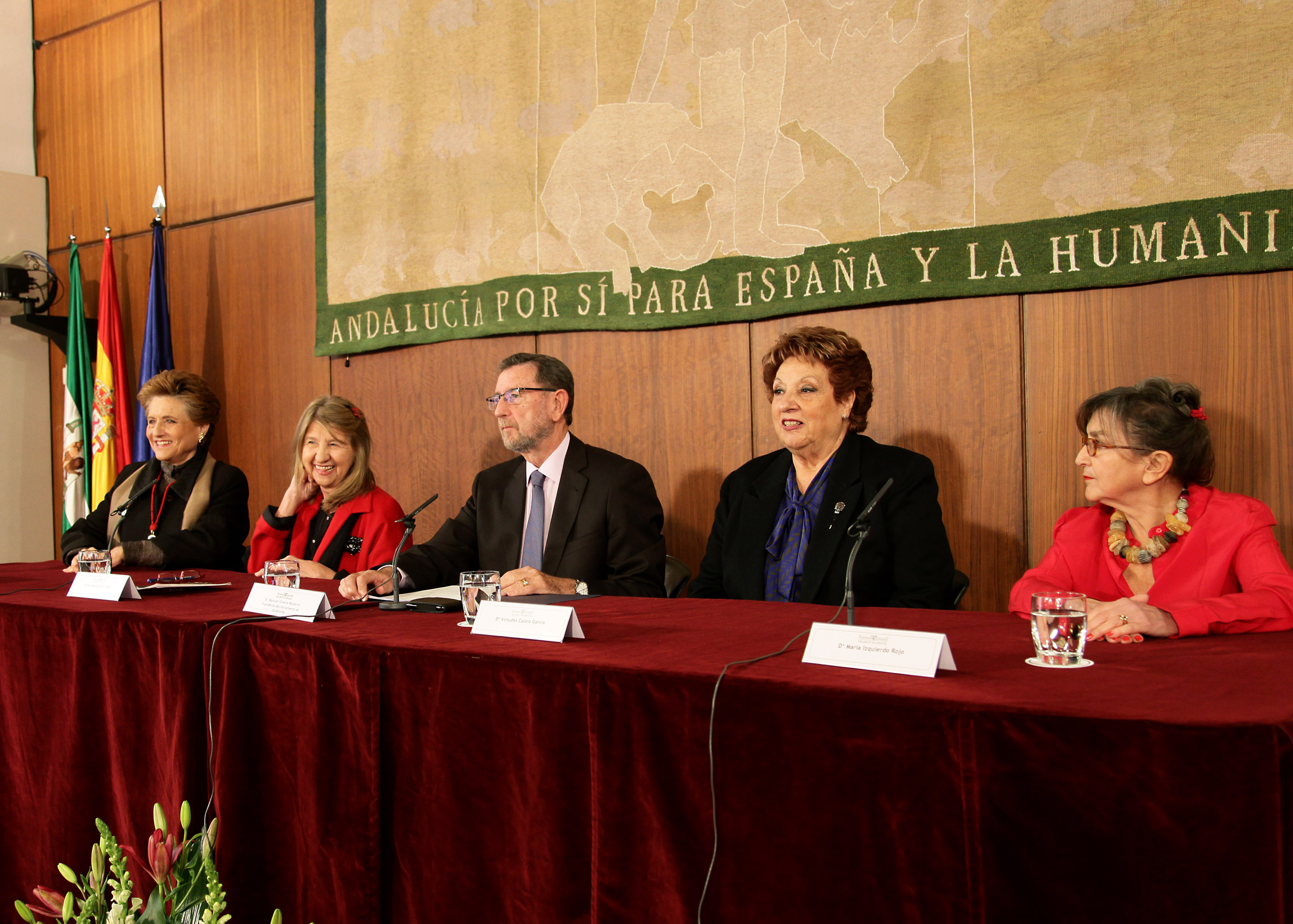 Mercedes Moll, Ana Mara Ruiz Tagle, Manuel Gracia, Virtudes Castro y Mara Izquierdo, en el homenaje a las constituyentes