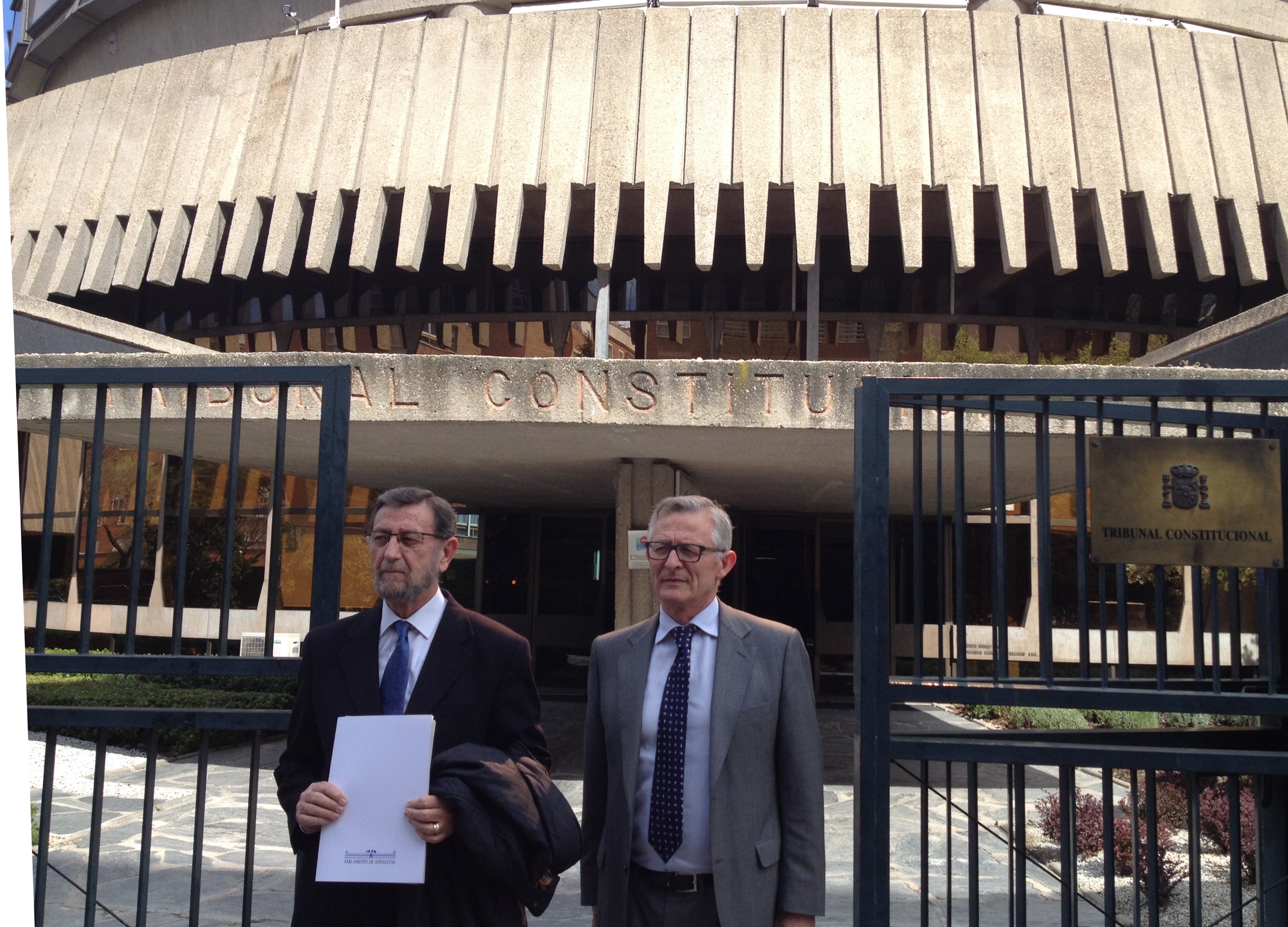 El presidente del Parlamento, Manuel Gracia, y el letrado mayor, Jos A. Vboras, ante la sede del Tribunal Constitucional en Madrid tras presentar el recurso de la Cmara andaluza contra la ley de Racionalizacin y Sostenibilidad de la Administracin Local