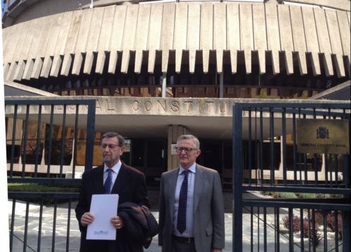 El presidente del Parlamento, Manuel Gracia, y el letrado mayor, Jos A. Vboras, ante la sede del Tribunal Constitucional en Madrid tras presentar el recurso de la Cmara andaluza contra la ley de Racionalizacin y Sostenibilidad de la Administracin Local