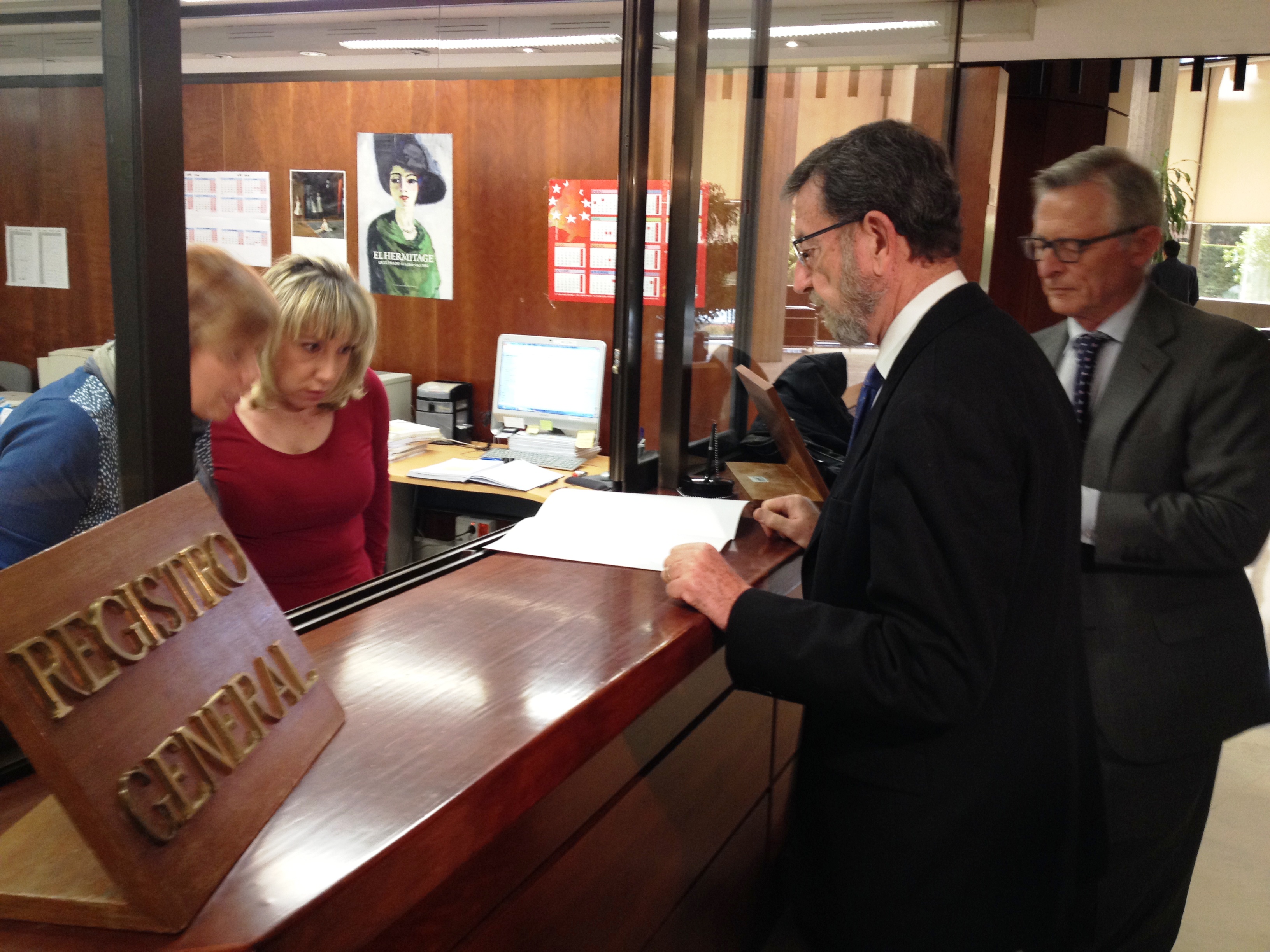 Manuel Gracia en el momento de la presentacin del recurso en el registro del TC 