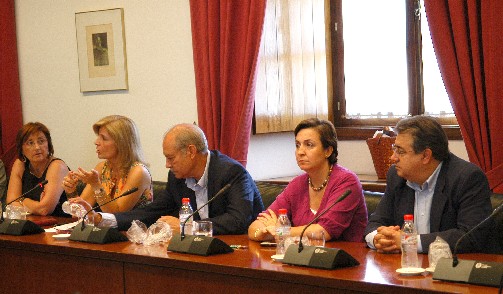 Esperanza O�a, portavoz del Grupo parlamentario Popular, se dirige a la Diputaci�n Permanente