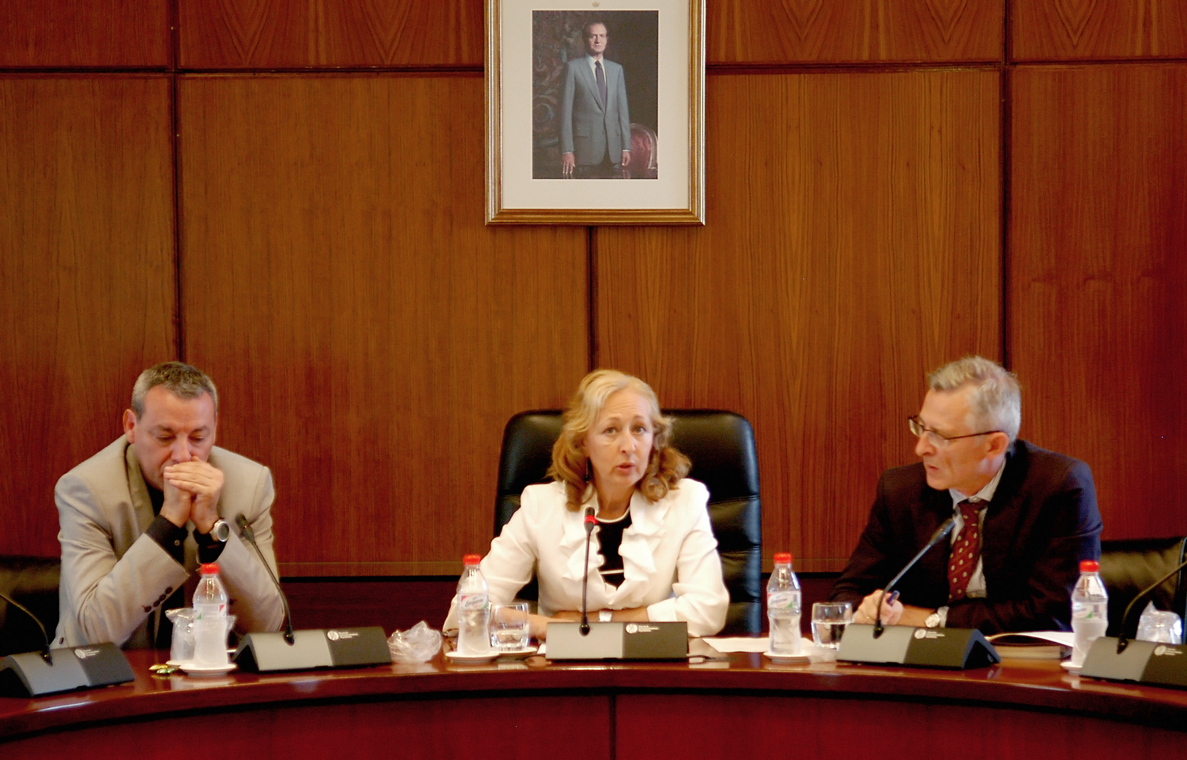 La presidenta del Parlamento informa de la convocatoria de un Pleno Extraordinario