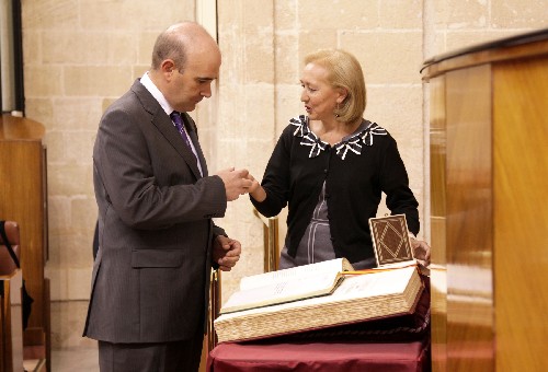 La presidenta entrga a Manuel Carmona la insignia de diputado