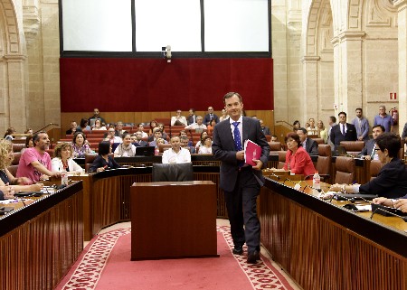 Martn de la Herrn, promotor de la Iniciativa Legislativa Popular de reforma de la Ley Electoral, se dirige a la tribuna desde su escao