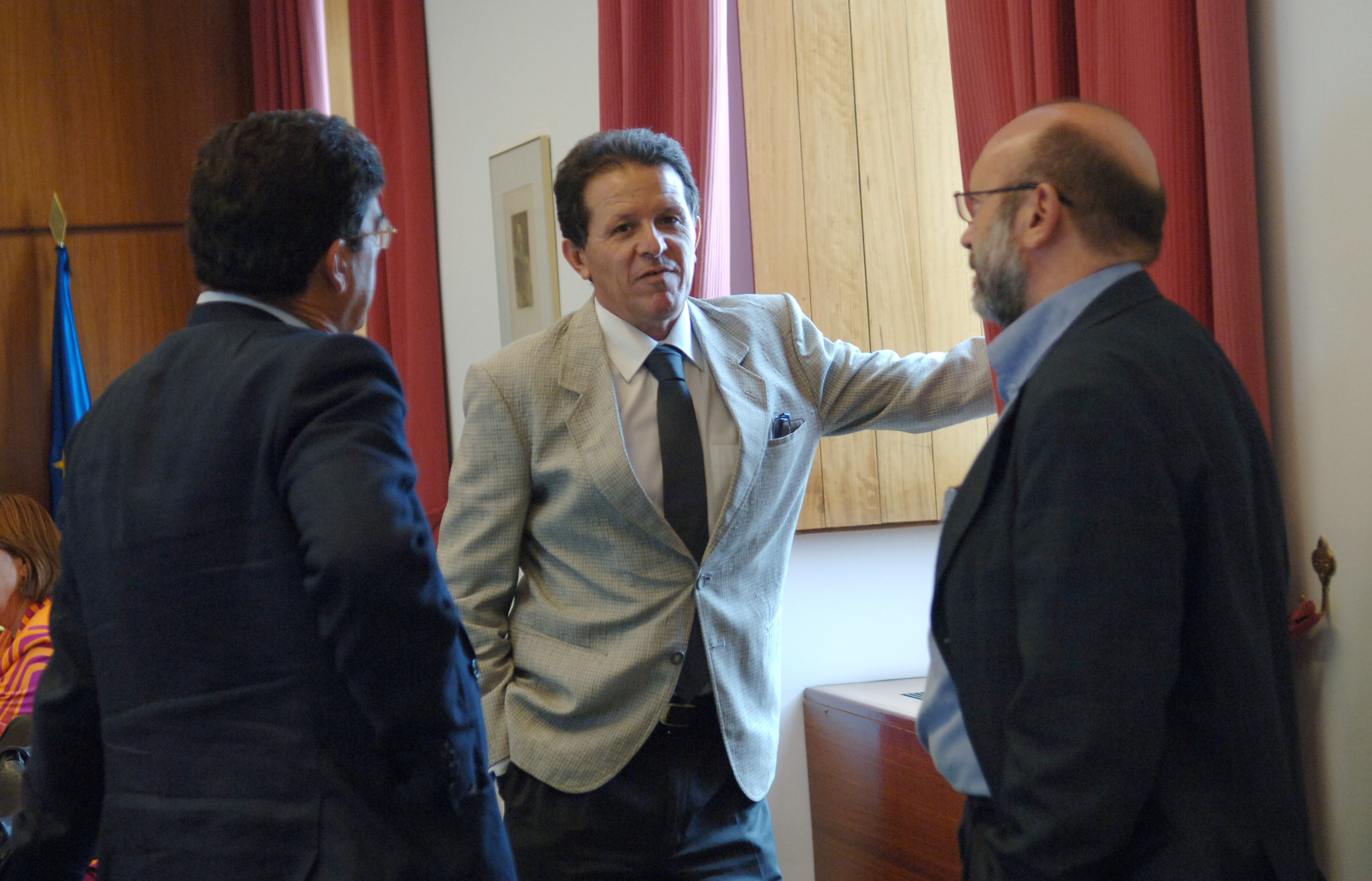Jos Luis Blanco, del Grupo Socialista, conversa con Diego Valderas e Ignacio Garca, de IU LV-CA, minutos antes de la Junta de Portavoces