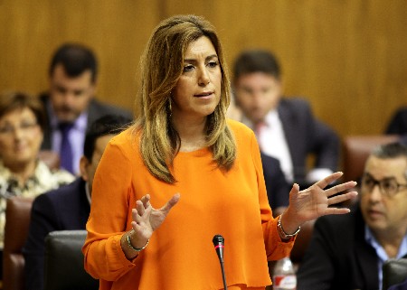 La presidenta de la Junta de Andaluca, Susana Daz, responde a una de las preguntas de la sesin de control