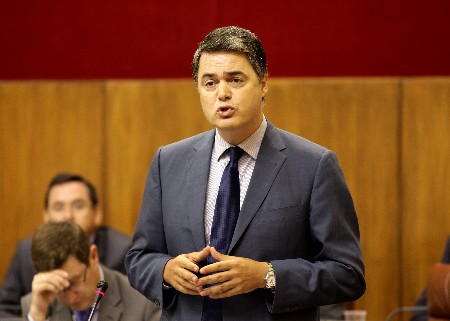 Carlos Rojas, portavoz del Grupo parlamentario Popular, pregunta en el Pleno a la presidenta de la Junta de Andaluca