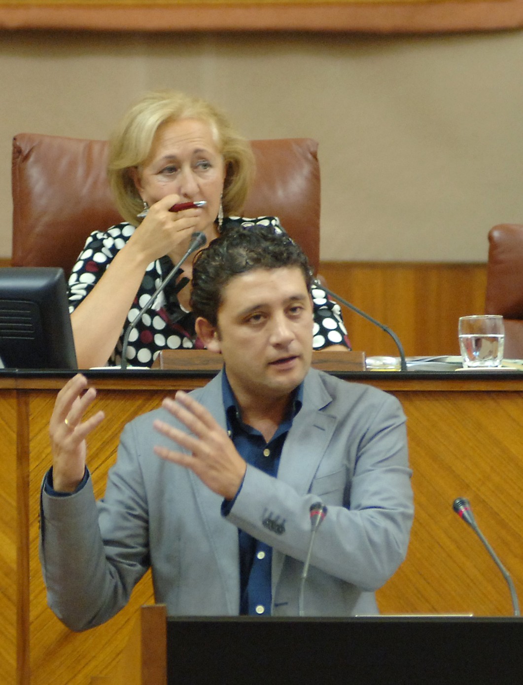 Rafael Velasco, del Grupo Socialista, durante la defensa de las propuestas de resolucin
