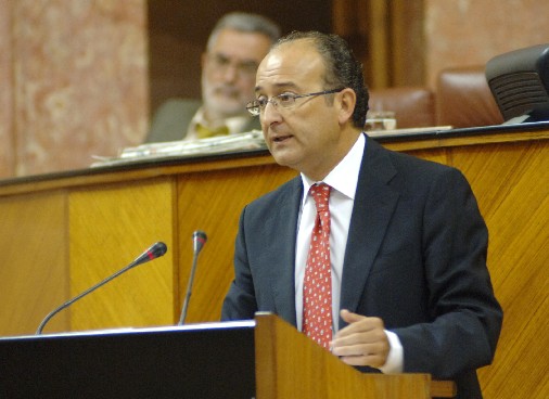 Martn Soler, consejero de Innovacin, Ciencia y Empresa, explica al Pleno la situacin de las Universidades andaluzas
