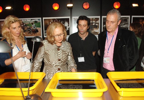 La presidenta del Parlamento y el presidente de Mdicos del Mundo en Andaluca recorren la exposicin