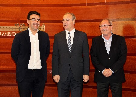 Juan Pablo Durán, presidente del Parlamento, con Mario Jiménez y Juan Cornejo, del PSOE-A, en el inicio de la ronda de reuniones para la proponer una candidatura a la Presidencia de la Junta
