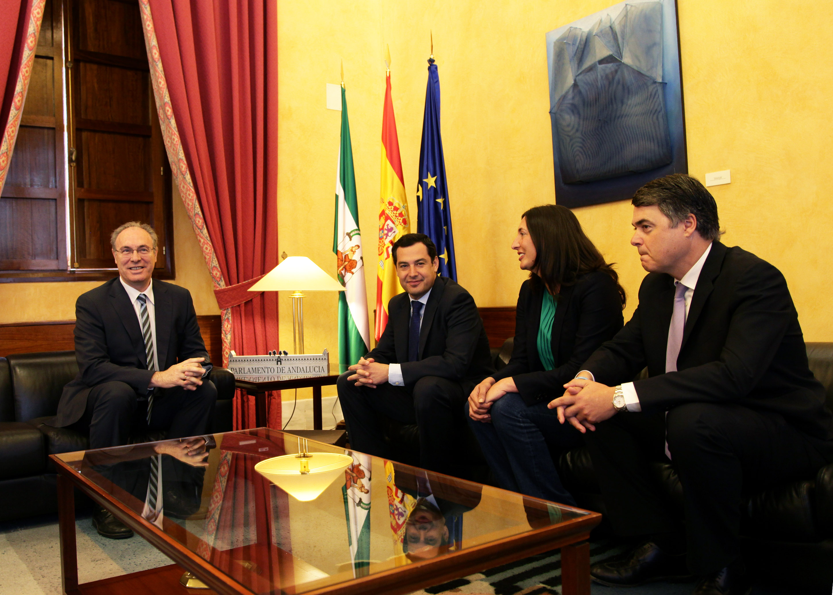 El presidente del Parlamento, reunido con Juan Manuel Moreno, María Dolores López y Carlos Rojas, representantes del Partido Popular en la ronda de reuniones