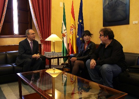 El presidente del Parlamento, Juan Pablo Durán, en su reunión con los representantes de Podemos, Teresa Rodríguez y Jesús Romero