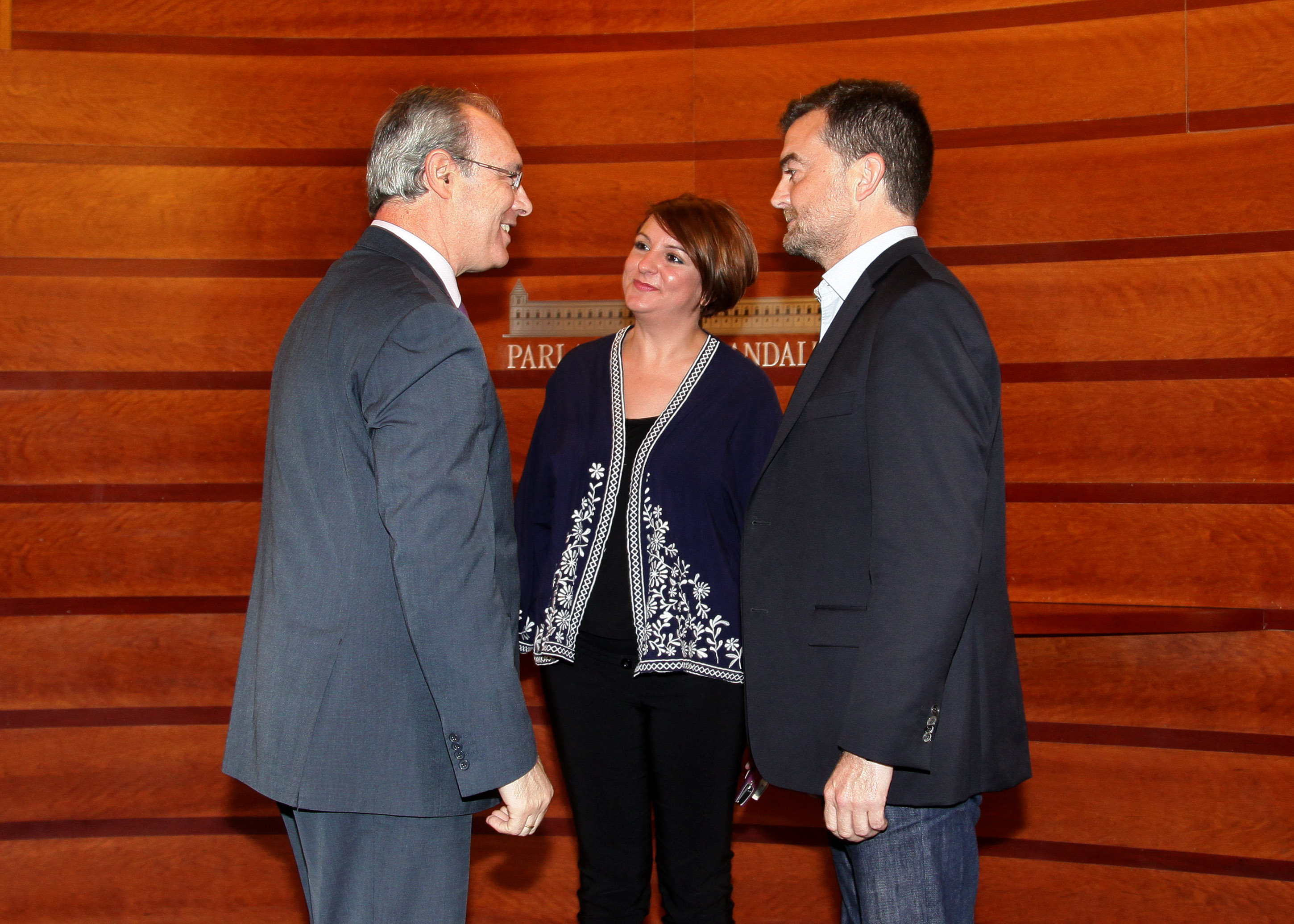 Juan Pablo Durn saluda a Mara del Carmen Cantero y Antonio Mallo, de IULV-CA, en la ronda de contactos con los grupos polticos con representacin 