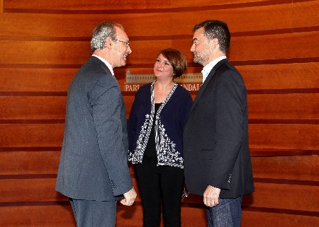 Juan Pablo Durán saluda a María del Carmen Cantero y Antonio Maíllo, de IULV-CA, en la ronda de contactos con los grupos políticos con representación 