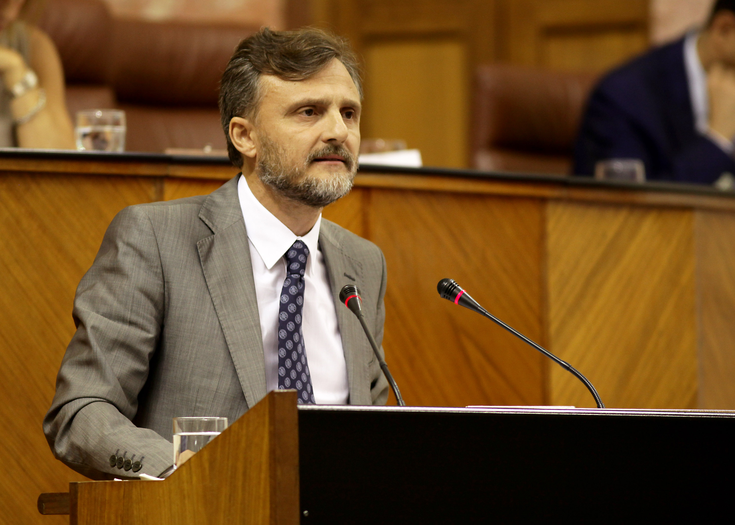 Jos� Fiscal, consejero de Medio Ambiente, presenta ante el Pleno el Decreto-Ley para la ratificaci�n de su tramitaci�n como proyecto de Ley urgente