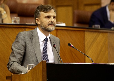 Jos� Fiscal, consejero de Medio Ambiente, presenta ante el Pleno el Decreto-Ley para la ratificaci�n de su tramitaci�n como proyecto de Ley urgente