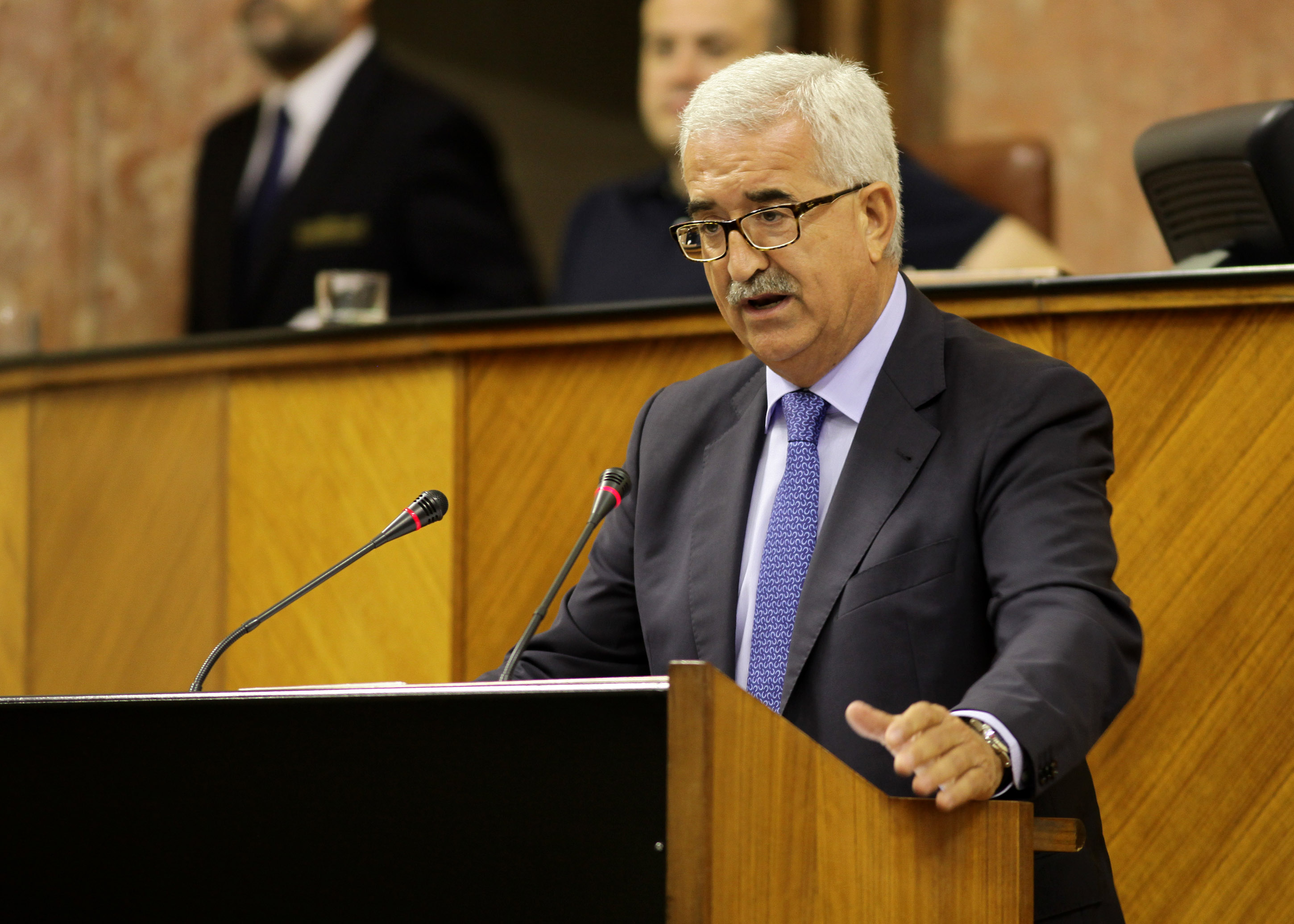 Manuel Jim�nez Barrios, consejero de Presidencia y Administraci�n Local, explica ante el Pleno la estructura del nuevo Consejo de Gobierno