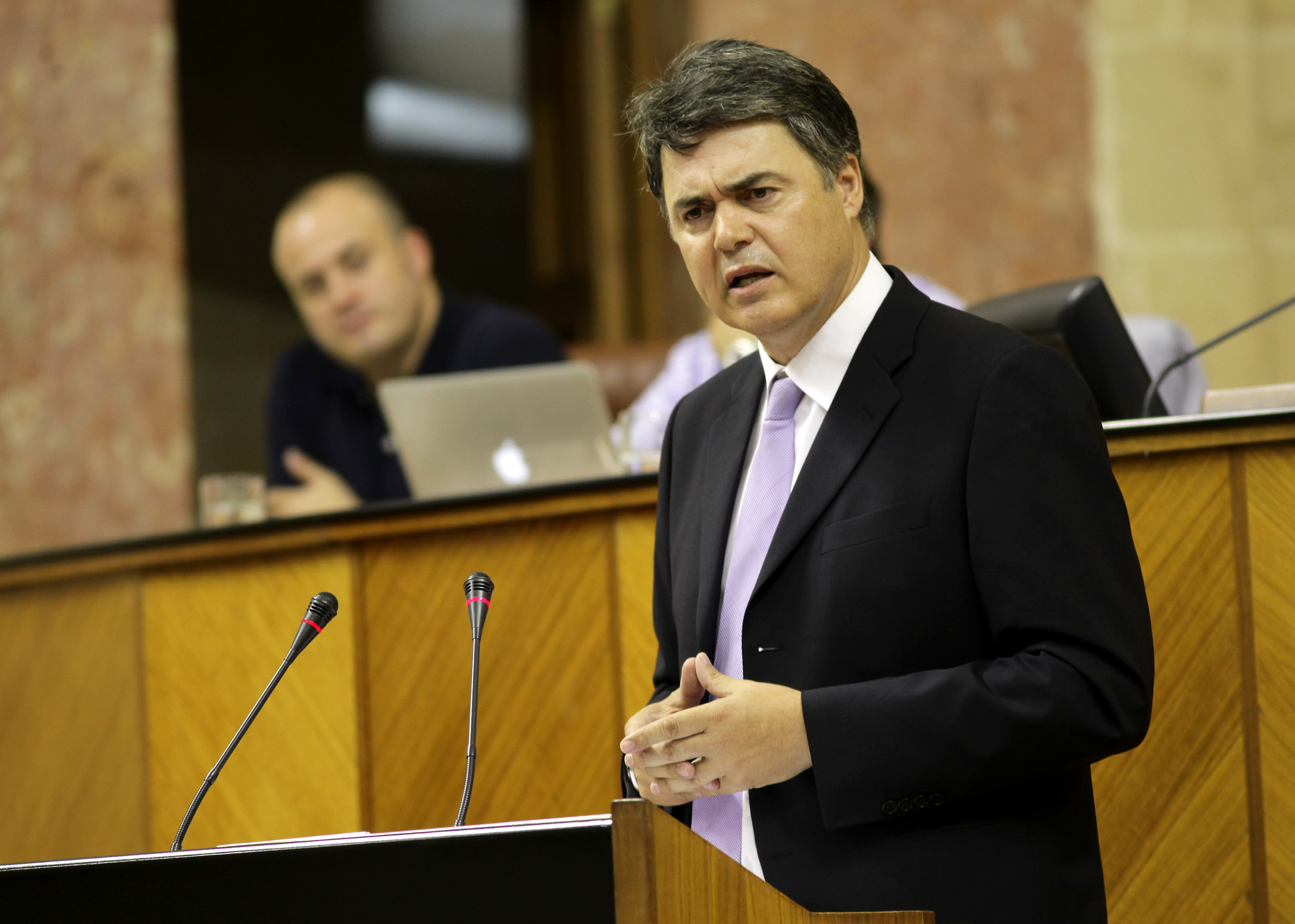 Carlos Rojas, del Grupo Popular, se dirige al consejero de Presidencia