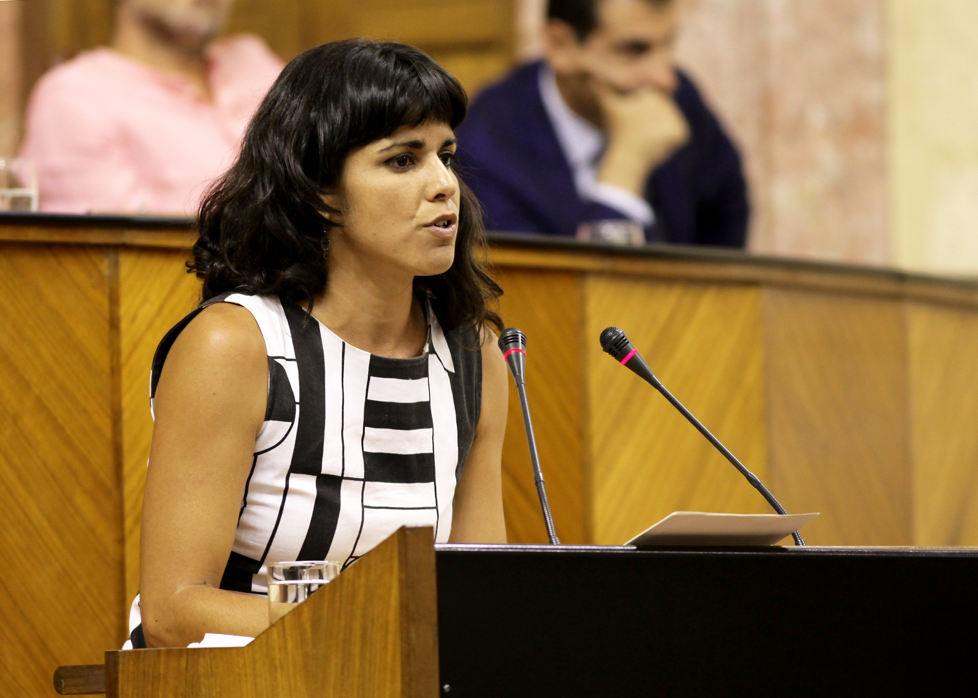 Teresa Rodr�guez, del Grupo Podemos Andaluc�a, en la tribuna de oradores del Pleno