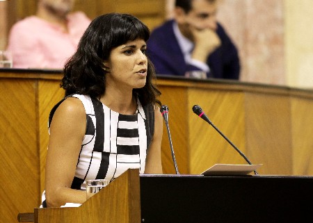 Teresa Rodr�guez, del Grupo Podemos Andaluc�a, en la tribuna de oradores del Pleno