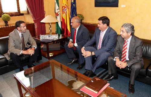 Manuel Gracia con el presidente de CEPES-A y otros dirigentes de la organización empresarial