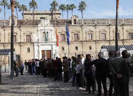 Ciudadanos ante la fachada del Parlamento en una reciente Jornada de Puertas Abiertas
