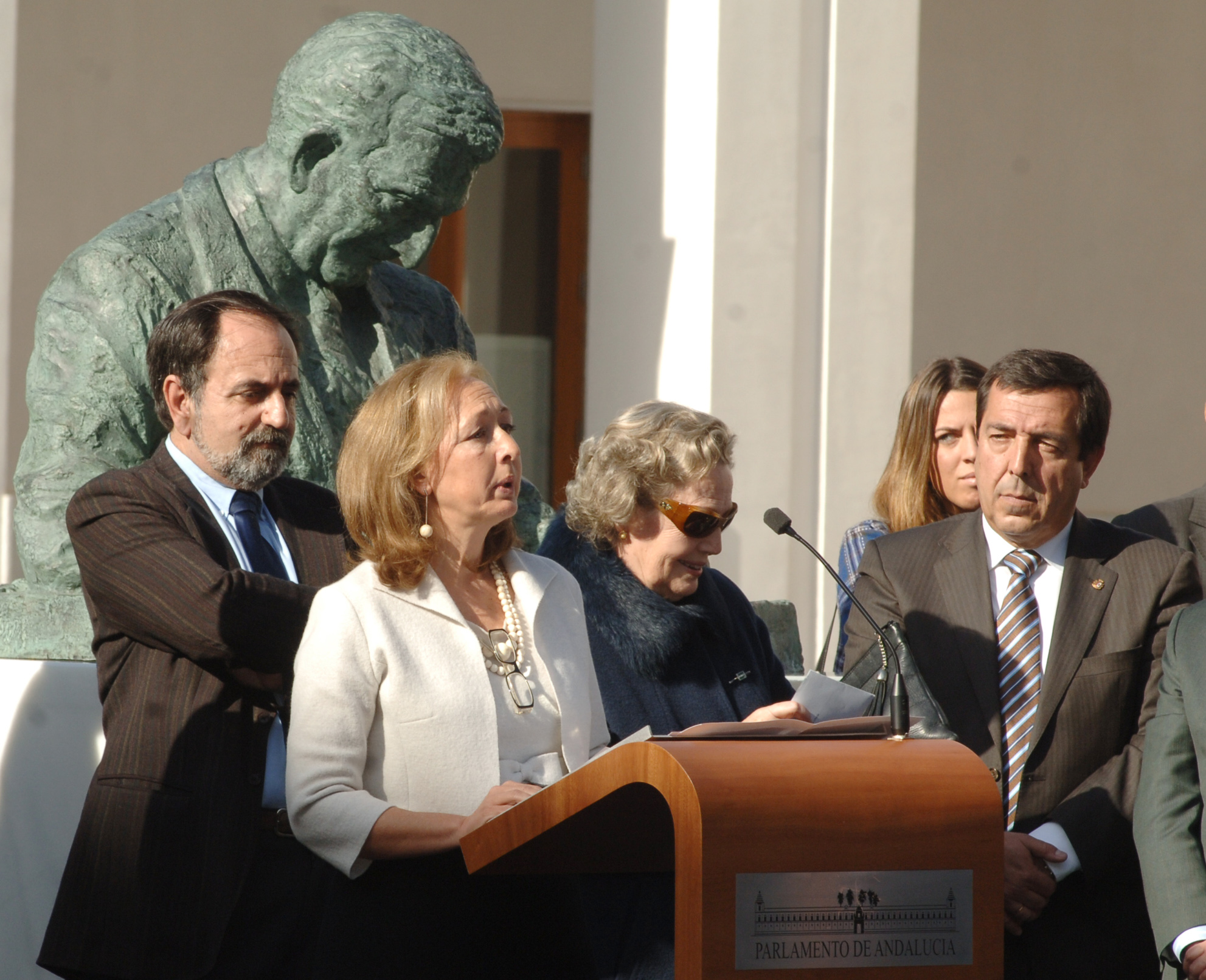 La presidenta del Parlamento, Fuensanta Coves, en el descubrimiento del busto de Plcido Fernndez Viagas
