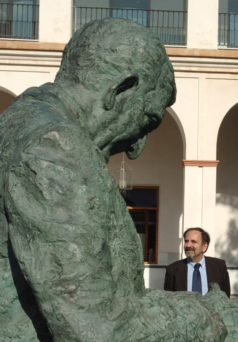 El busto de Fernndez Viagas preside el Patio del Cardenal. Al fondo, su hijo Plcido