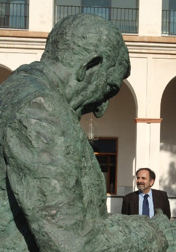 El busto de Fernndez Viagas preside el Patio del Cardenal. Al fondo, su hijo Plcido