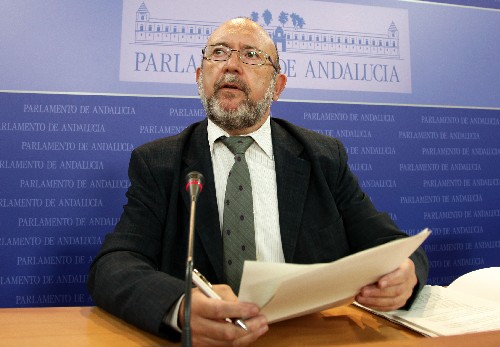 Ignacio García, presidente de la Comisión, se dirige a los medios de comunicación