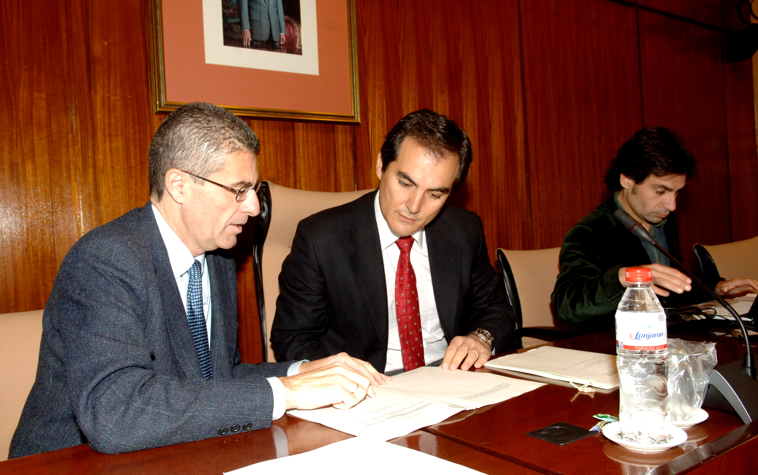 El letrado y el presidente de la Comisin de Economa, momentos antes del comienzo de la sesin