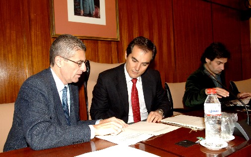 El letrado y el presidente de la Comisin de Economa, momentos antes del comienzo de la sesin