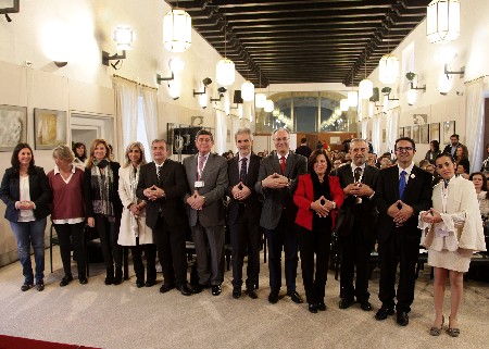 Las autoridades presentes en el acto, momentos antes del comienzo