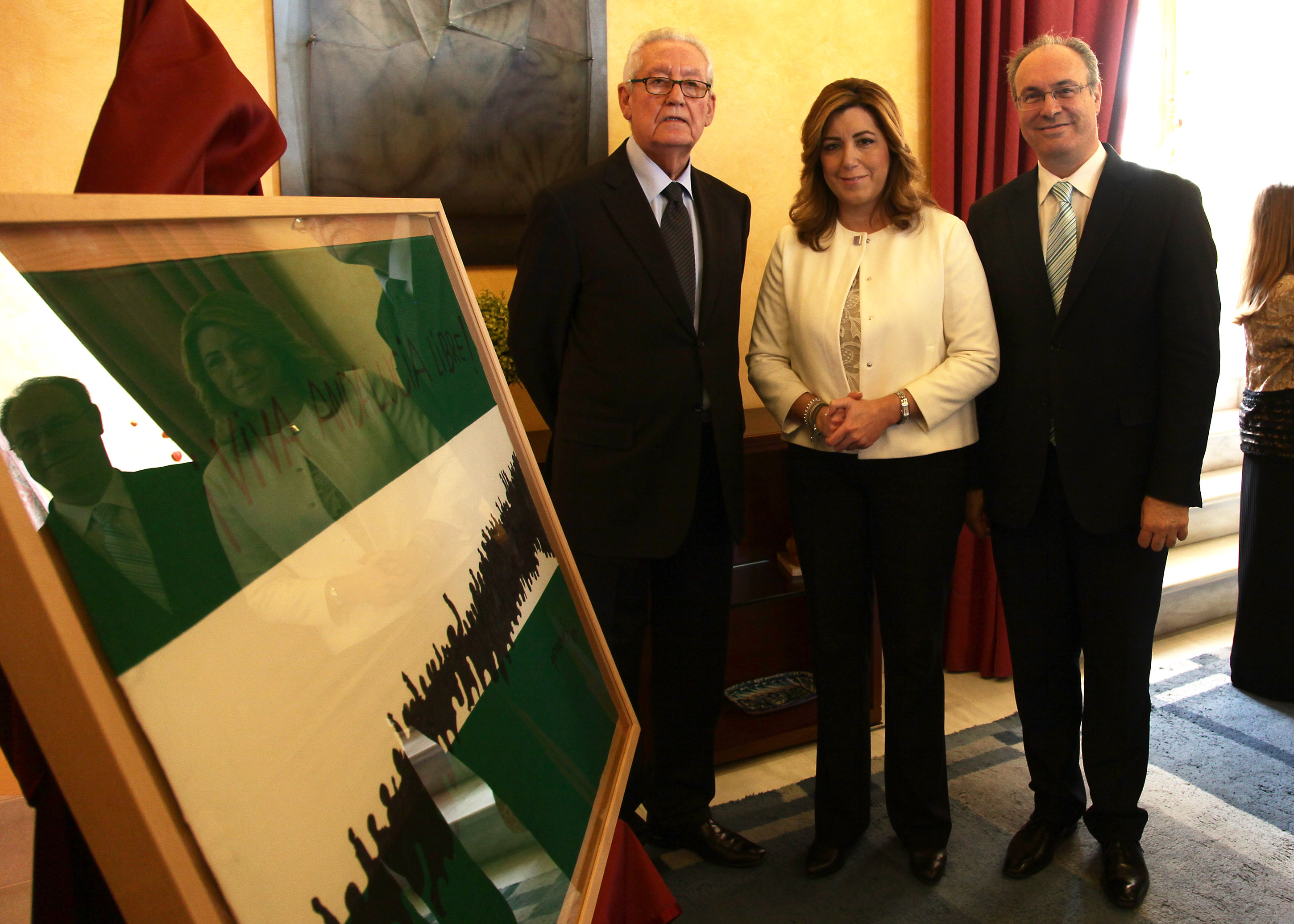Rafael Escuredo, Susana D�az y Juan Pablo Dur�n, con la bandera pintada por Juan Genov�s que se encuentra desde hoy en el Parlamento