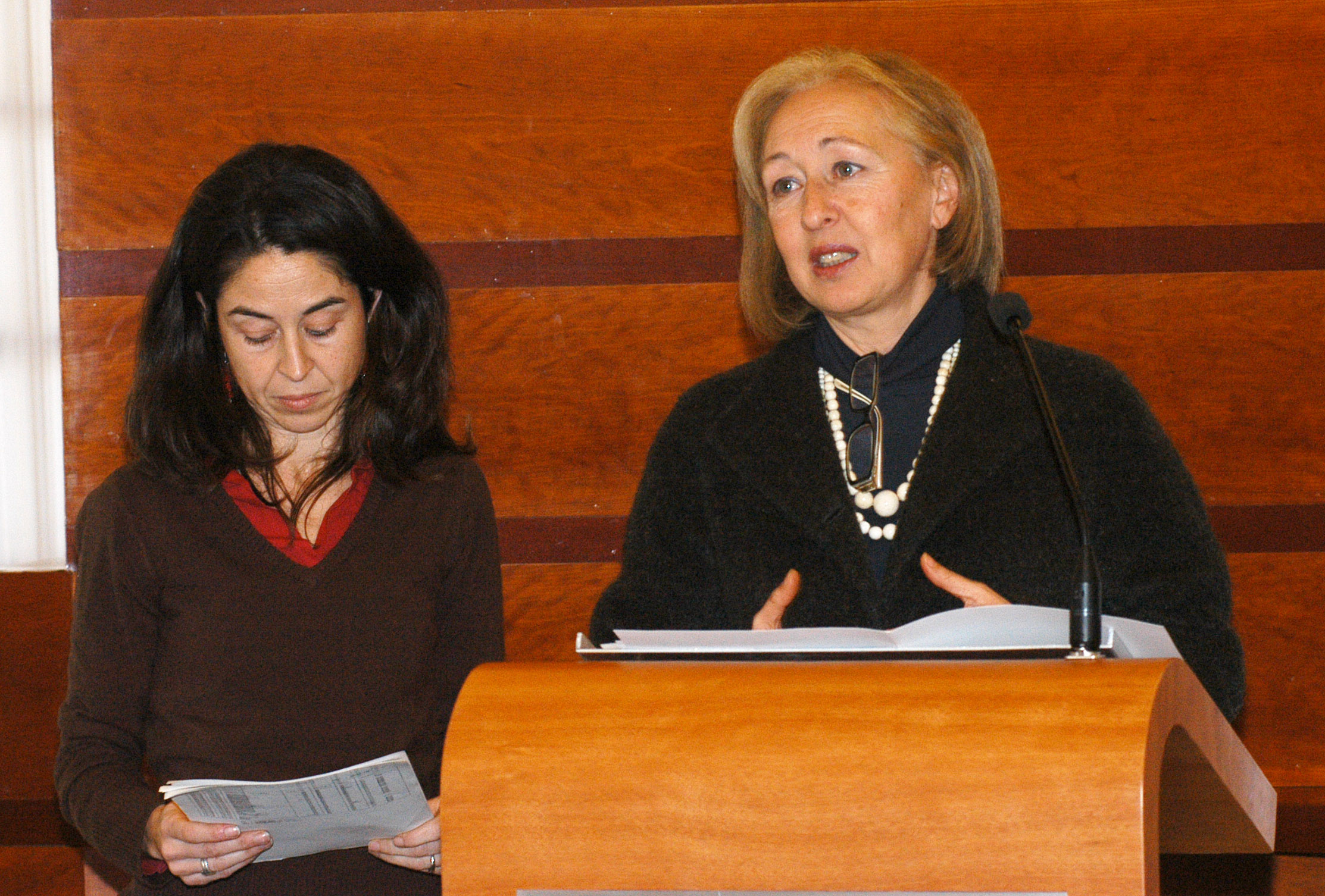 La presidenta del Parlamento se dirige a los asistentes a la presentacin