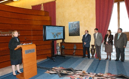 Fuensanta Coves, en presencia de varios miembros de la Mesa, presenta la web cerocomasiete.es