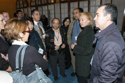 La presidenta del Parlamento saluda a los representantes de las ONG subvencionadas por los fondos del 0,7