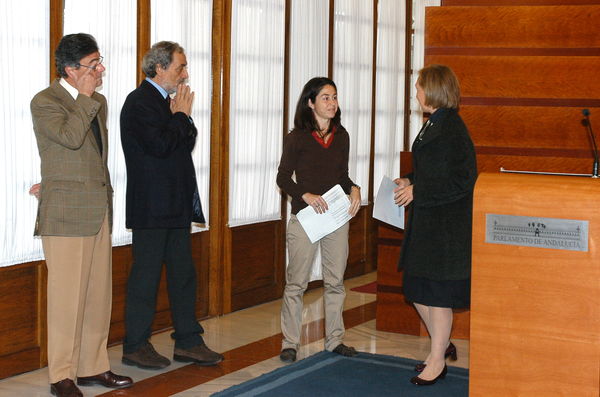 Coves conversa con Mara Burgos, secretaria tcnica de la Coordinadora Andaluza de ONGs, en presencia del Defensor del Pueblo y del Consejero Mayor de la Cmara de Cuentas