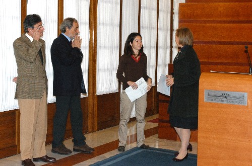 Coves conversa con Mara Burgos, secretaria tcnica de la Coordinadora Andaluza de ONGs, en presencia del Defensor del Pueblo y del Consejero Mayor de la Cmara de Cuentas