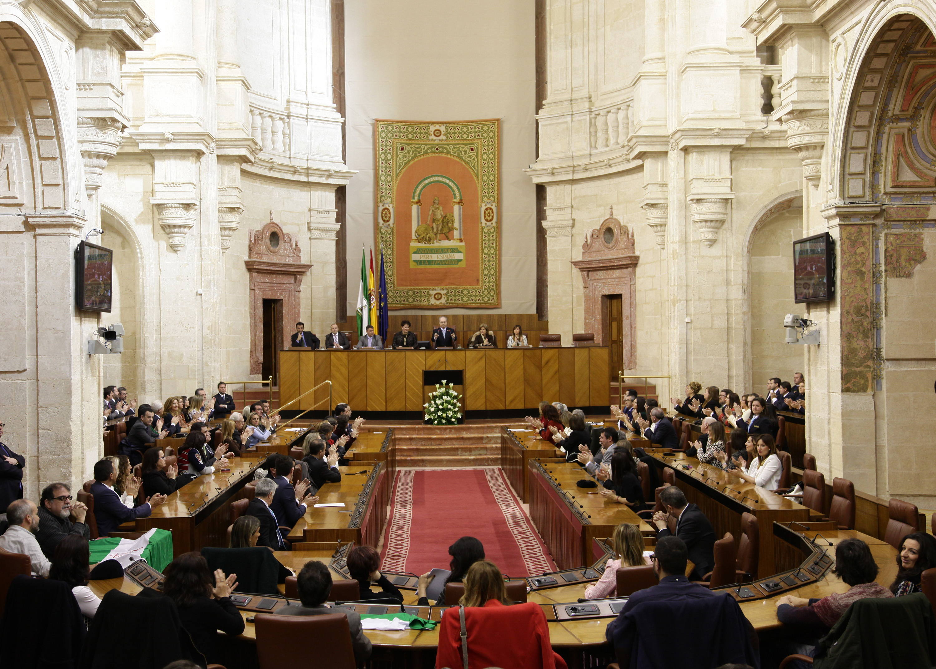 El Pleno del Parlamento aplaude al trmino del discurso de Juan Pablo Durn